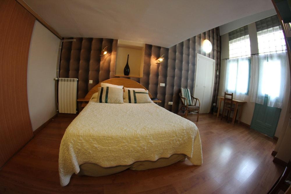 Brit Hotel Privilege Lisieux - La Villa Des Arts Exterior foto