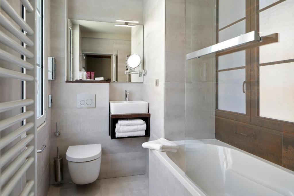 Brit Hotel Privilege Lisieux - La Villa Des Arts Exterior foto
