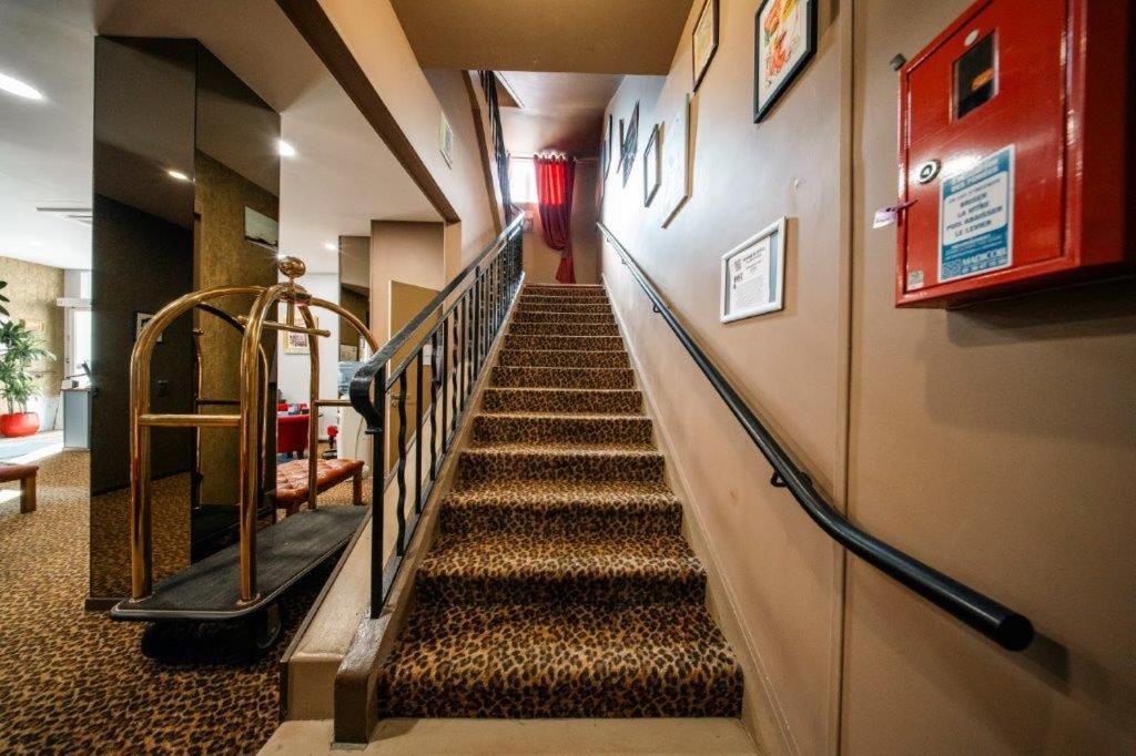 Brit Hotel Privilege Lisieux - La Villa Des Arts Exterior foto