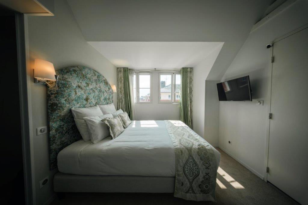 Brit Hotel Privilege Lisieux - La Villa Des Arts Exterior foto