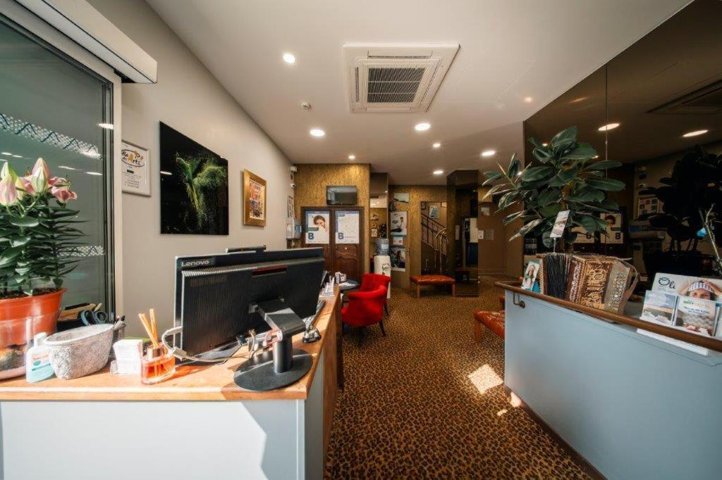 Brit Hotel Privilege Lisieux - La Villa Des Arts Exterior foto