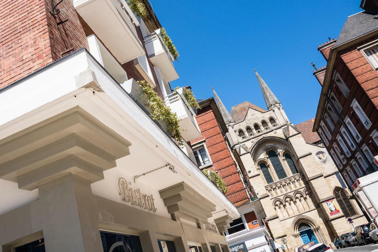 Brit Hotel Privilege Lisieux - La Villa Des Arts Exterior foto